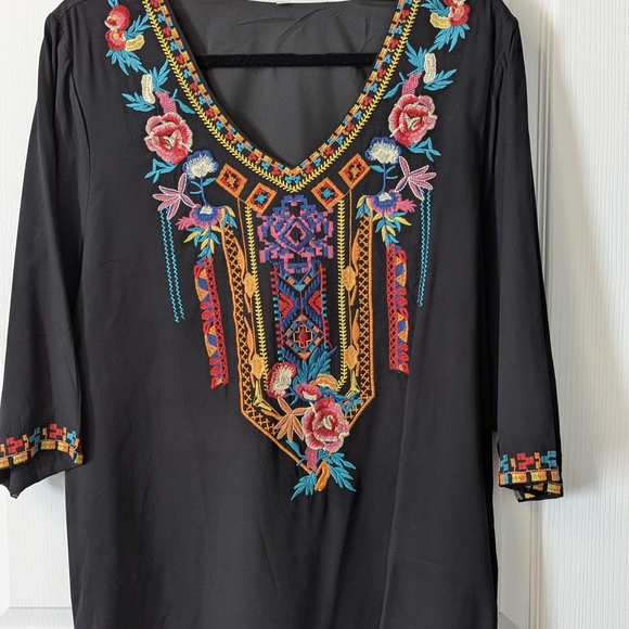 Beautiful Embroidered Women's Top, Soze Medium, Full Cut - Picture 2 of 6